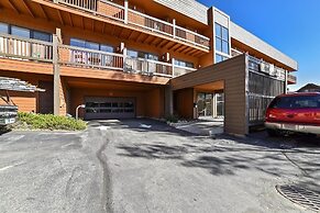 Cedar Lodge  309 Studio Bedroom Condo by RedAwning