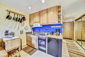 Cedar Lodge  309 Studio Bedroom Condo by RedAwning