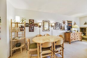 Cedar Lodge  309 Studio Bedroom Condo by RedAwning