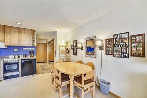 Cedar Lodge  309 Studio Bedroom Condo by RedAwning