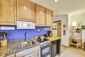 Cedar Lodge  309 Studio Bedroom Condo by RedAwning