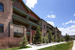 Boulevard Bend  P2 3 Bedroom Condo by RedAwning