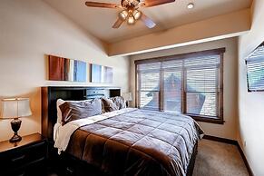 Boulevard Bend  P2 3 Bedroom Condo by RedAwning