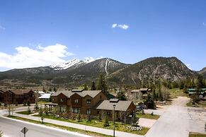 Boulevard Bend  P2 3 Bedroom Condo by RedAwning