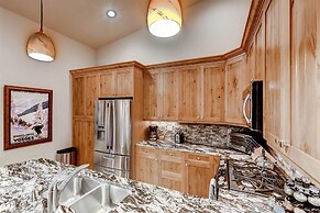 Boulevard Bend  P2 3 Bedroom Condo by RedAwning