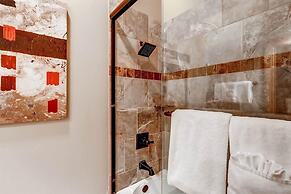 Boulevard Bend  P2 3 Bedroom Condo by RedAwning