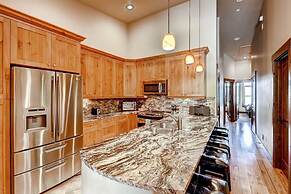 Boulevard Bend  P2 3 Bedroom Condo by RedAwning