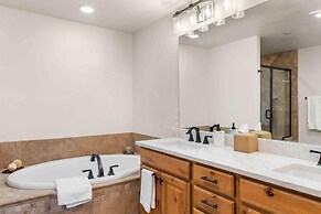 Mount Victoria Lodge #d 3 Bedroom Condo by RedAwning