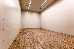 Mountainside House 673 4 Bedroom Home by RedAwning