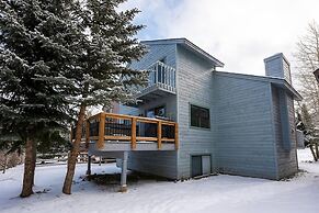 Mountainside House 673 4 Bedroom Home by RedAwning