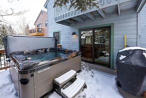 Mountainside House 673 4 Bedroom Home by RedAwning