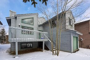 Mountainside House 673 4 Bedroom Home by RedAwning