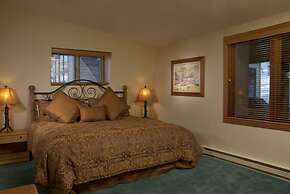 Slopeside Chalet - 6 Bedrooms Home