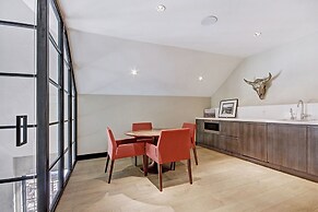 Iconic 5 Bedroom Penthouse at the Ritz-Carlton by RedAwning - Save 20%