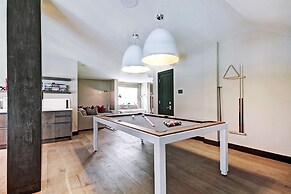 Iconic 5 Bedroom Penthouse at the Ritz-Carlton by RedAwning - Save 20%