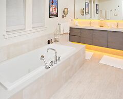 Luxurious Chalet w/ Private Elevator by RedAwning - Save 20% on 7+ Nig