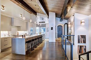 Luxurious Chalet w/ Private Elevator by RedAwning - Save 20% on 7+ Nig