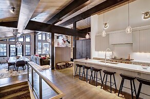 Luxurious Chalet w/ Private Elevator by RedAwning - Save 20% on 7+ Nig