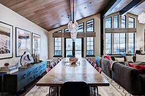 Luxurious Chalet w/ Private Elevator by RedAwning - Save 20% on 7+ Nig