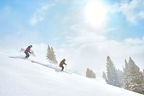 Luxurious Chalet w/ Private Elevator by RedAwning - Save 20% on 7+ Nig