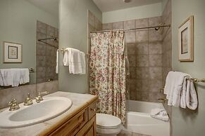 Cozy & Central Arrowhead Ge Townhome, 3br, Sleeps 6 3 Bedroom Townhous