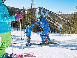 Luxury 4bdr Ski In-out /premium Amenities 4 Bedroom Condo by RedAwning