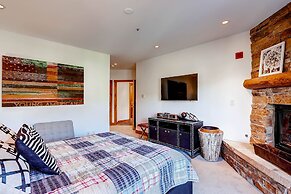 Luxury 4bdr Ski In-out /premium Amenities 4 Bedroom Condo by RedAwning