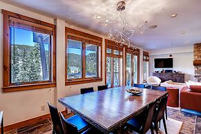 Luxury 4bdr Ski In-out /premium Amenities 4 Bedroom Condo by RedAwning