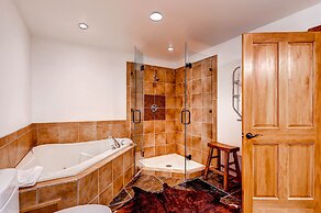 Luxury 4bdr Ski In-out /premium Amenities 4 Bedroom Condo by RedAwning