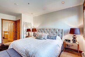 Luxury 4bdr Ski In-out /premium Amenities 4 Bedroom Condo by RedAwning
