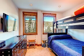 Luxury 4bdr Ski In-out /premium Amenities 4 Bedroom Condo by RedAwning