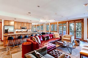 Luxury 4bdr Ski In-out /premium Amenities 4 Bedroom Condo by RedAwning
