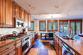 Luxury 4bdr Ski In-out /premium Amenities 4 Bedroom Condo by RedAwning