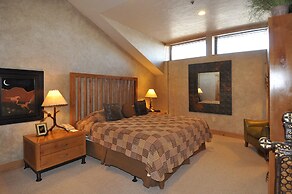 Stunning penthouse with 3,600 sq. ft. of luxury! by RedAwning - Save 2