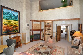 Stunning penthouse with 3,600 sq. ft. of luxury! by RedAwning - Save 2