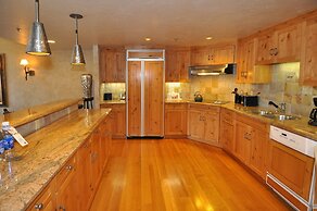 Stunning penthouse with 3,600 sq. ft. of luxury! by RedAwning - Save 2