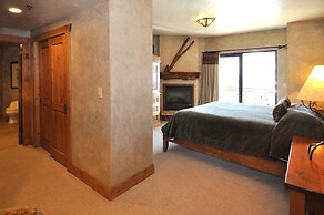 Stunning penthouse with 3,600 sq. ft. of luxury! by RedAwning - Save 2