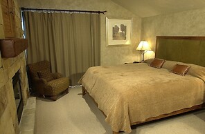 Stunning penthouse with 3,600 sq. ft. of luxury! by RedAwning - Save 2