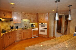 Stunning penthouse with 3,600 sq. ft. of luxury! by RedAwning - Save 2