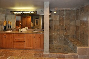 Stunning penthouse with 3,600 sq. ft. of luxury! by RedAwning - Save 2