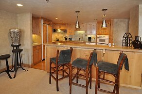 Stunning penthouse with 3,600 sq. ft. of luxury! by RedAwning - Save 2