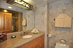 Stunning penthouse with 3,600 sq. ft. of luxury! by RedAwning - Save 2