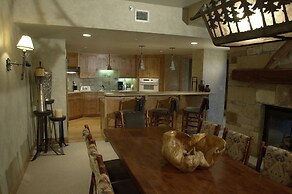 Stunning penthouse with 3,600 sq. ft. of luxury! by RedAwning - Save 2