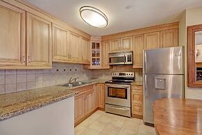 Quaint Studio in Heart of Breck Steps to Snowy Fun by RedAwning