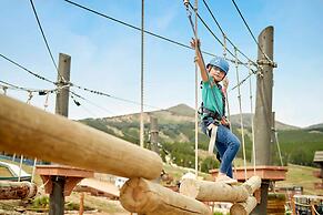 Quaint Studio in Heart of Breck Steps to Snowy Fun by RedAwning