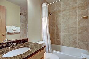 Quaint Studio in Heart of Breck Steps to Snowy Fun by RedAwning