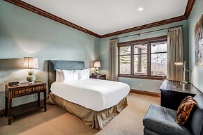 Luxury renovation! Ski-in/Ski-out 5 Br Private Townhome, Top of Bachel