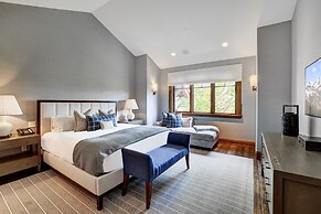 Luxury renovation! Ski-in/Ski-out 5 Br Private Townhome, Top of Bachel