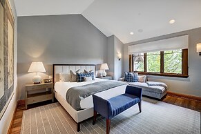 Luxury renovation! Ski-in/Ski-out 5 Br Private Townhome, Top of Bachel