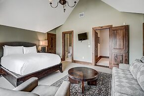 Luxury renovation! Ski-in/Ski-out 5 Br Private Townhome, Top of Bachel